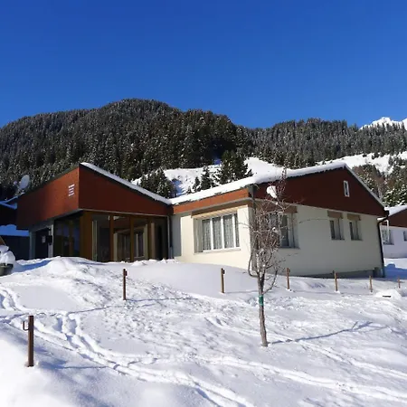 Holiday Home Maissen بيت للعطل *